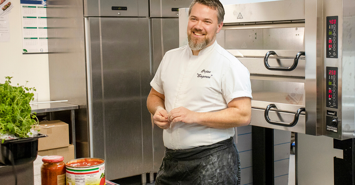 Ørjan Toreid Eriksen har lært opp kokkene hos Varodd i pizzabaking.