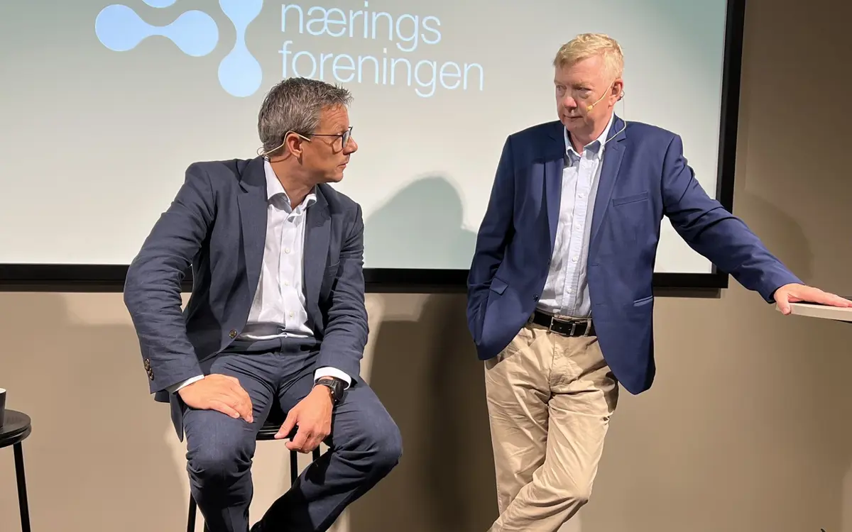 Ketil Lindseth og Hans Christian Vadseth i First House dagen etter Stortingsvalget 2025. På scenen var også styreleder for Næringsforeningen, Jill Akselsen. Foto: Liv Eva Kirkesæther. 