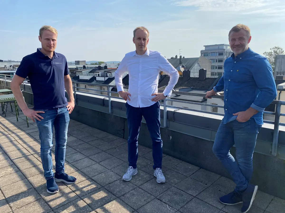 Fra venstre: Thomas Aamodt og Christian Dversnes, Moment Analyse, og Odd-Arild Skonhoft, Næringsforeningen.
