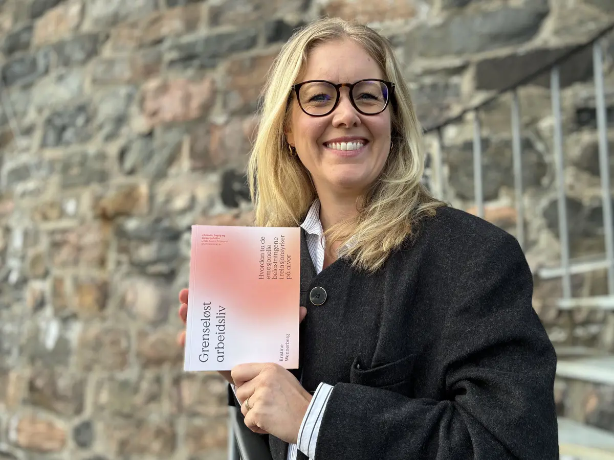 Kristine Wennerberg fra Kristiansand har skrevet boka Grenseløst arbeidsliv. Foto: Even Wennerberg