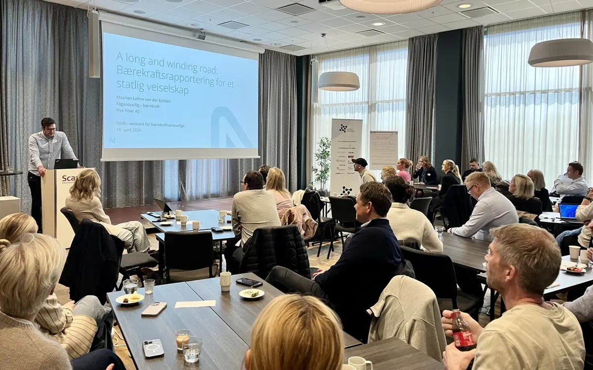 Bærekraftsansvarlig Maarten Lohne Van Der Eynden i Nye Veier på scenen under andre samling i Nettverk for bærekraftansvarlige, i april i år. 