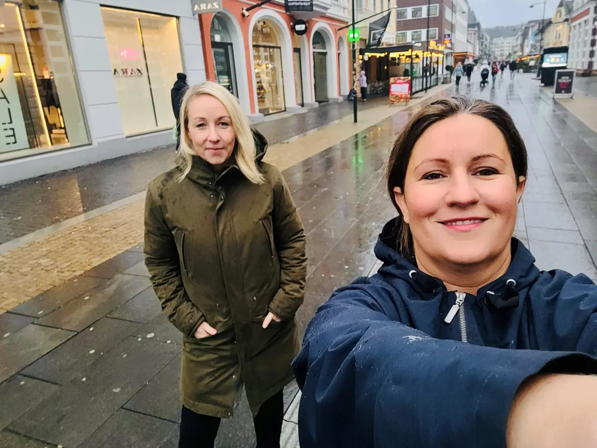 Nina Torjesen, leder digital transformasjon og innovasjon i Knowit Sør, sammen med Ingrid Michalsen i Næringsforeningen (i bakgrunnen). 