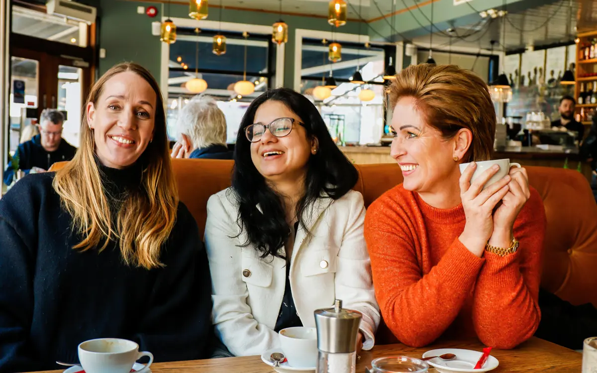 Fra venstre: Solfrid O'Malley, Neha Sharma, Birthe Helland. (Foto: Tessy C. Bønsnæs/Business Region Kristiansand.)