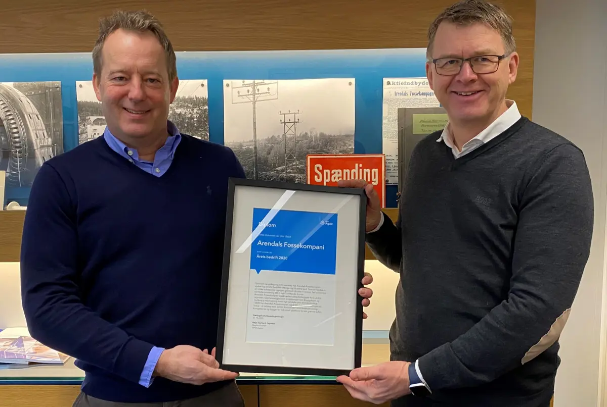 Arendals Fossekompani er kåret som Årets bedrift i 2020 av NHO Agder. Her overrekker<br />
regiondirektør Høye Høyesen i NHO Agder det synlige beviset på utmerkelsen til Ørjan Svanevik, konsernsjef i Arendals Fossekompani.