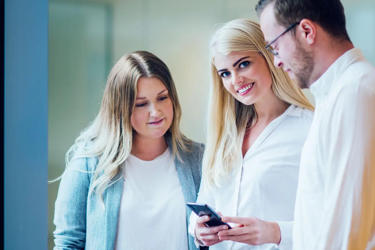 Phonero hadde et godt 2020, og ser lyst på fremtiden. Her representert ved Kathrine Sjule og Malene Kristiansen.