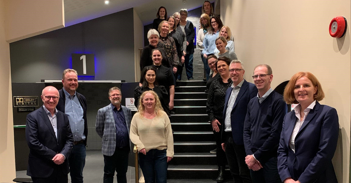 Ytterst fra venstre: Morten Bratlie (VIEW), Cay Moen (Regnskaps Companiet), Gjermund Bratlie (VIEW).<br />
Ytterst fra høyre: Jannicke Helle (CFO i VIEW), John Hugosson (CEO i VIEW), Steinar Wehus (Regnskaps<br />
Companiet).