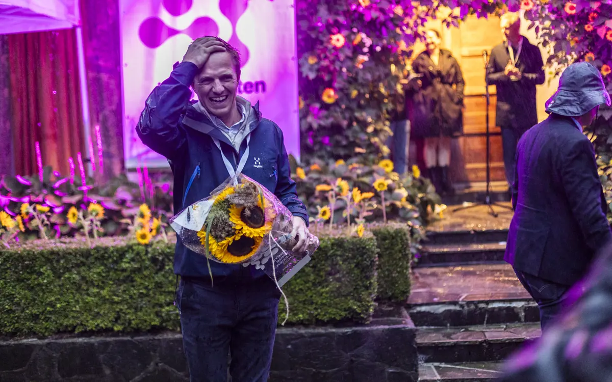 Våt, men blid! Erik Solli ble kåret til Årets unge leder i 2024. Nå kan du nominere ledere og bedrifter for prisutdeling i 2025.