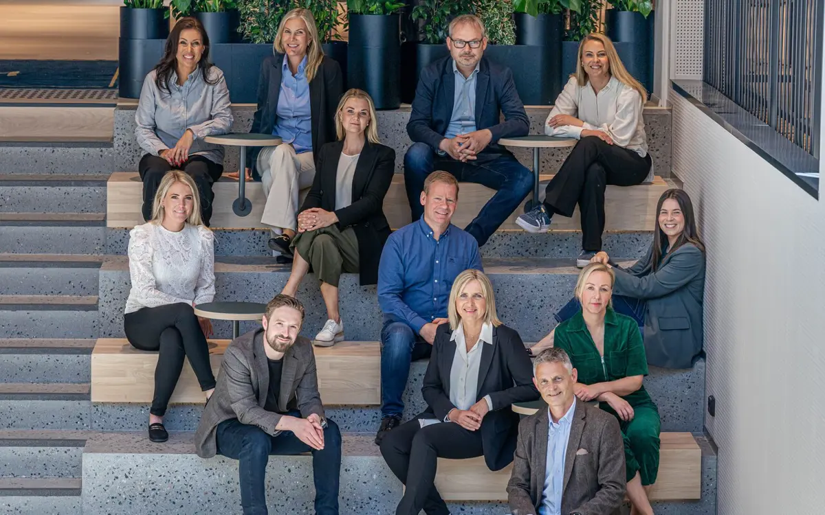 Flere av Næringsforeningens administrasjon samlet i de nye lokalene i K14. (Foto: Mona Hauglid)