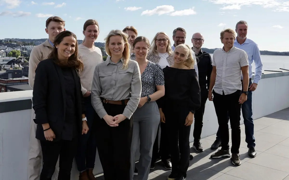 Her er noen av de 17 medarbeiderne som har blitt ansatt i løpet av 2022. På bildet er det både nyutdannede og ansatte med lang erfaring. Foto: Value Kristiansand