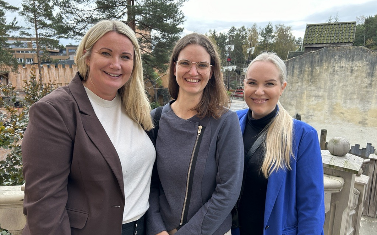 Mia-Marlena Nordstokke (Yoga Norge) flankert av Kristin Frigstad t.v. og Anne-Bente Langmo fra Thon Partner Hotel Kristiansand.