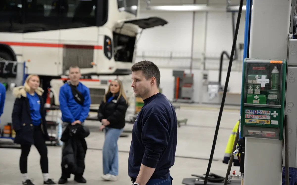 Elever besøker bilbransjen. (Foto: Tor Marius Markussen)