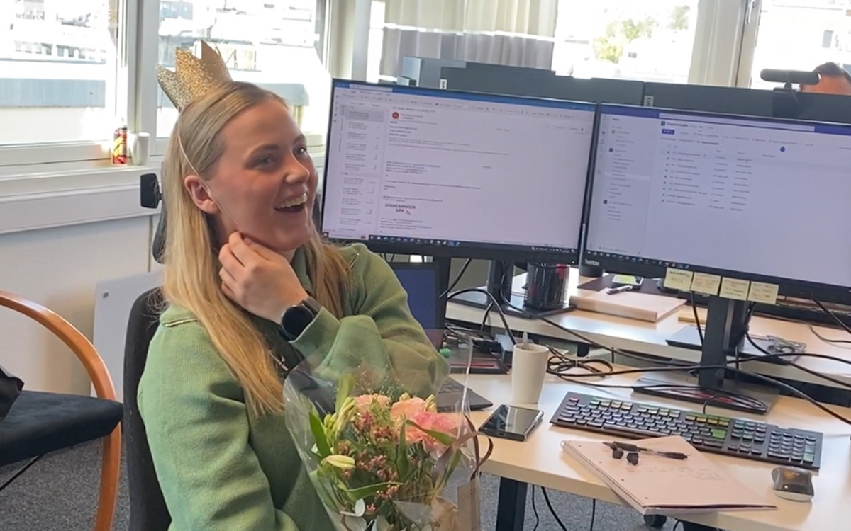 Elise Røiseland Strømme ble medlem nummer 300 i U40-nettverket. Her blir hun overrasket av Næringsforeningens utsendte. Se video i saken.