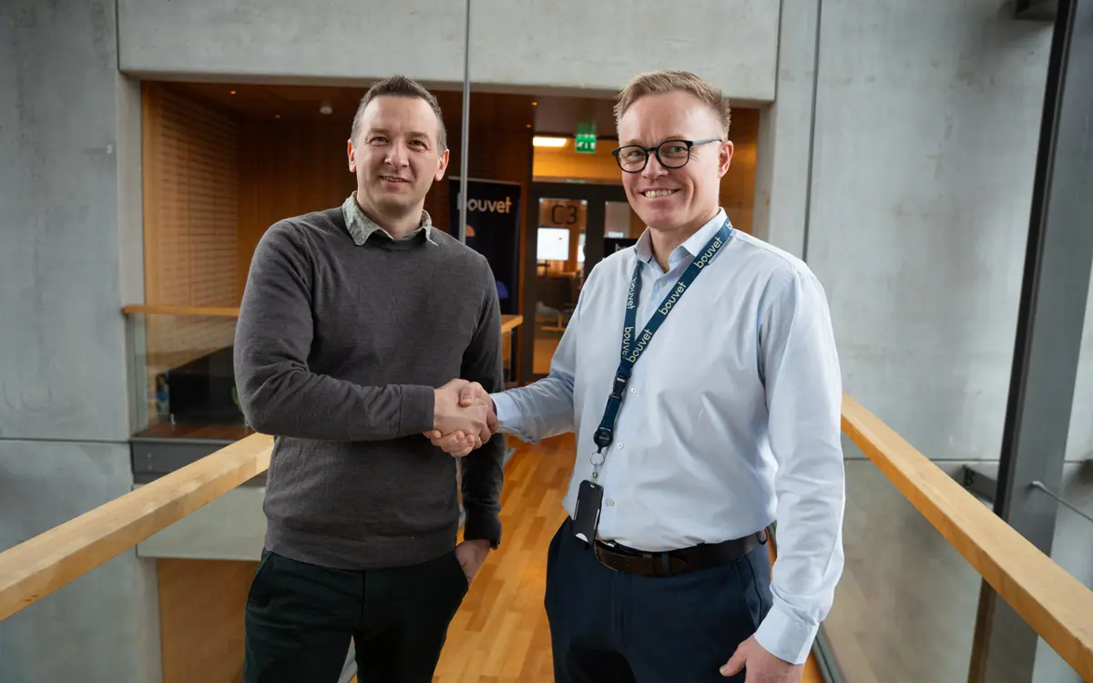 Bilde av Dag Øyvind Godtfredsen, direktør for informasjon og digitalisering i Glencore og Morten Njåstad Bråten, Kunde- og forretningsutvikler i Bouvet utenfor kontoret til Bouvet.
