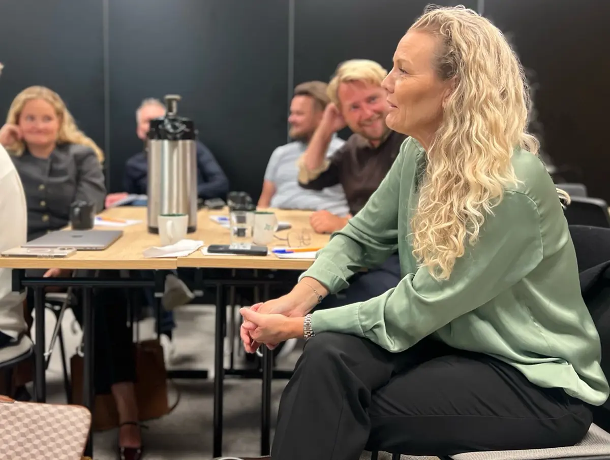 Avtroppende stortingskandidat for Senterpartiet, Gro Anita Mykjåland med klare råd til påtroppende kandidater. Haagen Poppe (H) og Amalie Gunnufsen (H) i bakgrunnen. (Og Alf Erik Andersen (Frp) enda mer i bakgrunnen bak en kaffekanne) 