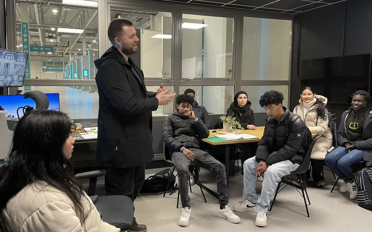 Daglig leder, David Severinsen, snakker til niende-klassinger på bedriftsbesøk hos Dive In. (Foto: Privat)