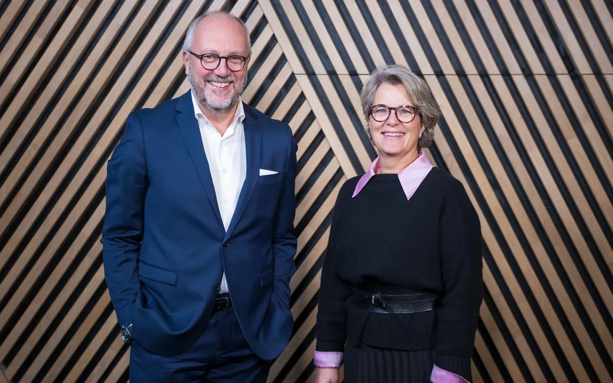 Per Halvorsen, konsernsjef Sparebank 1 Sørøst-Norge og Benedicte Schilbred Fasmer, konsernsjef i Sparebank1 SR-Bank. Sistnevnte blir administrerende direktør i den nye bankkonstellasjonen. 