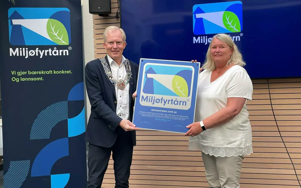 Ordfører Jan Oddvar Skisland og Solfrid Bjørnstøl fra advokatfirma Tofte.