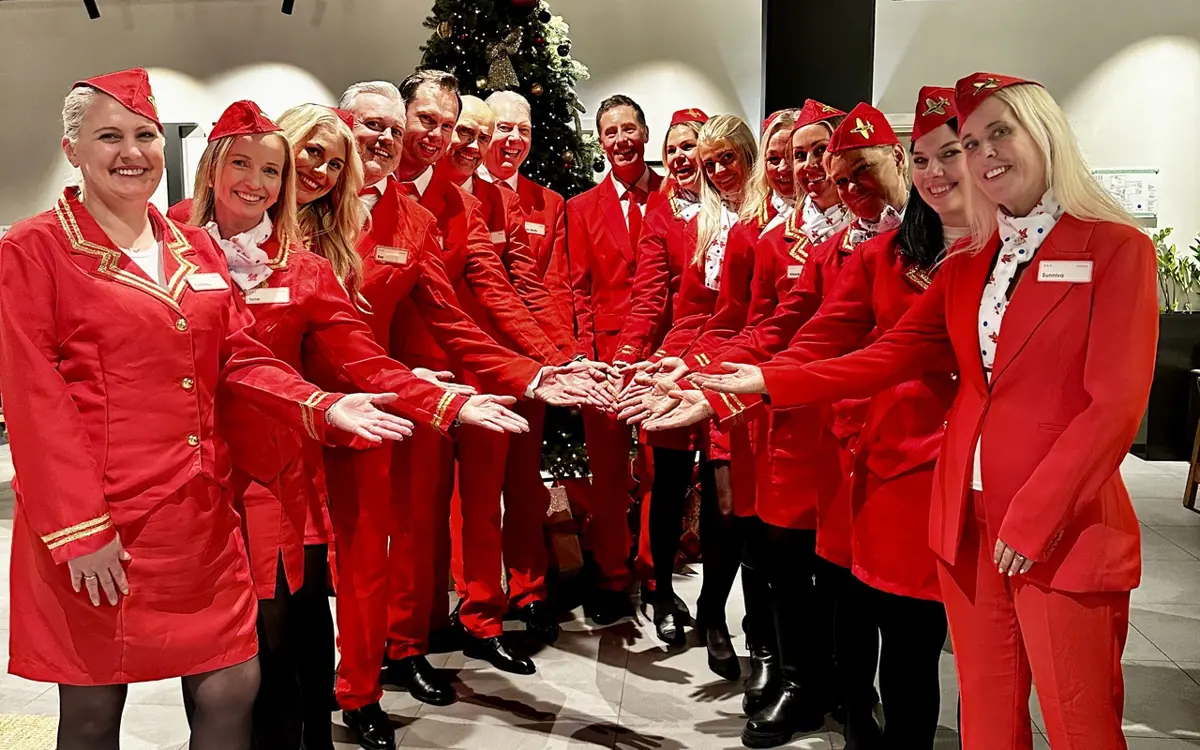 Et fargerikt Phonero-kollegium inntok Kjevik lufthavn klokken 04.50 med slagordet: «God service går aldri ut på dato». (Foto: Phonero). 