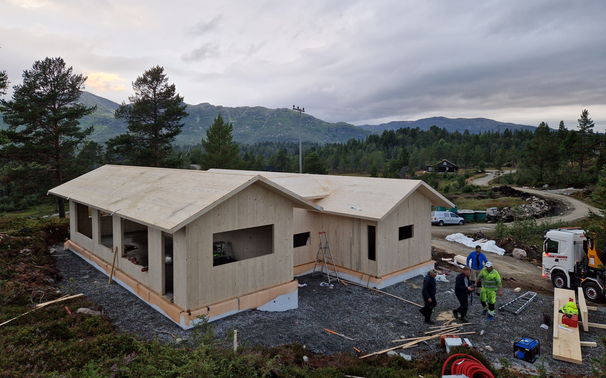 Montering av denne hytta på Hovden ble utført på en dag. Daglig leder Tor Øystein Osa Michalsen er fornøyd med utviklingen, og håper på flere leveranser også på Sørlandet.