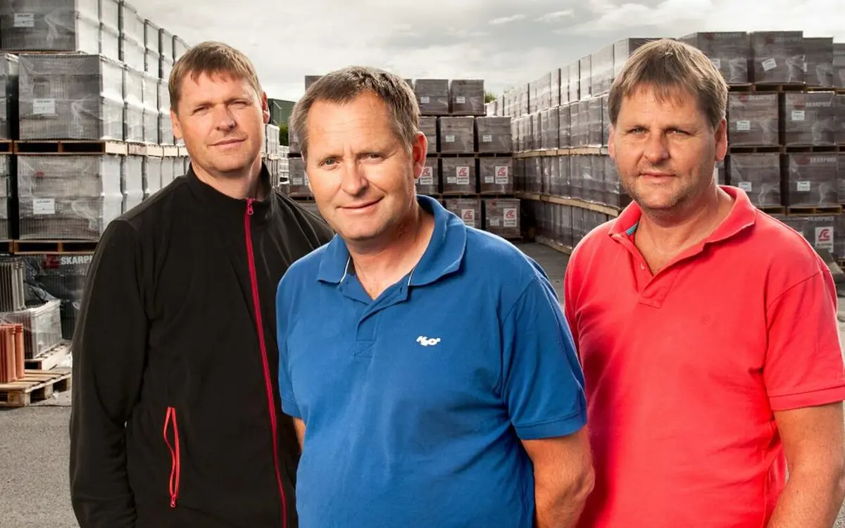 Taksteinsbedriften tok tak i bærekraftsarbeidet: Fra venstre, eierne av Skarpnes AS: Jørn, Jens og Jon Tveite.