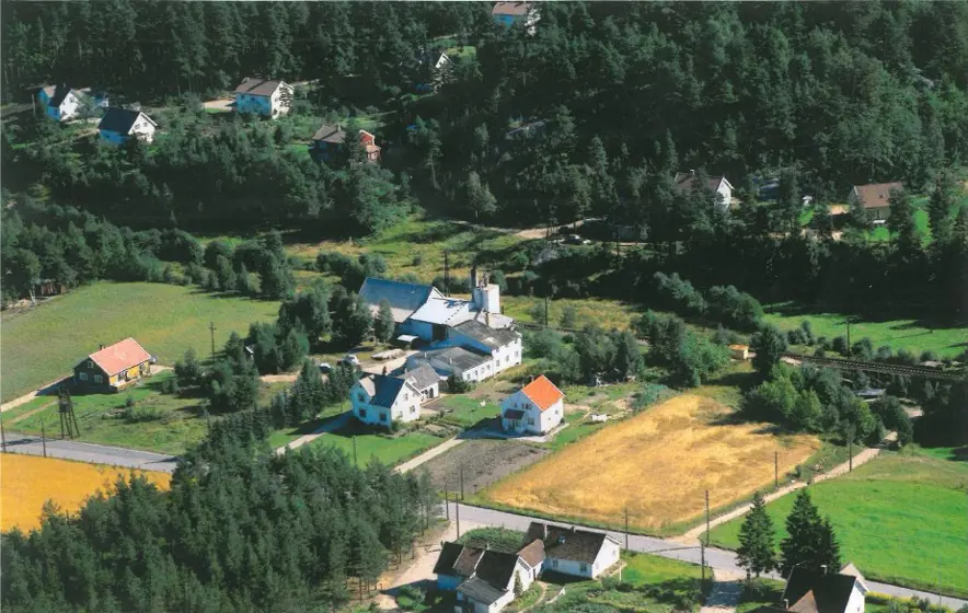 Kun det bakerste bygget er bevart i dag etter flere utvidelser og investeringer i produksjonen på Strai. Bildet er tatt omkring 1955.