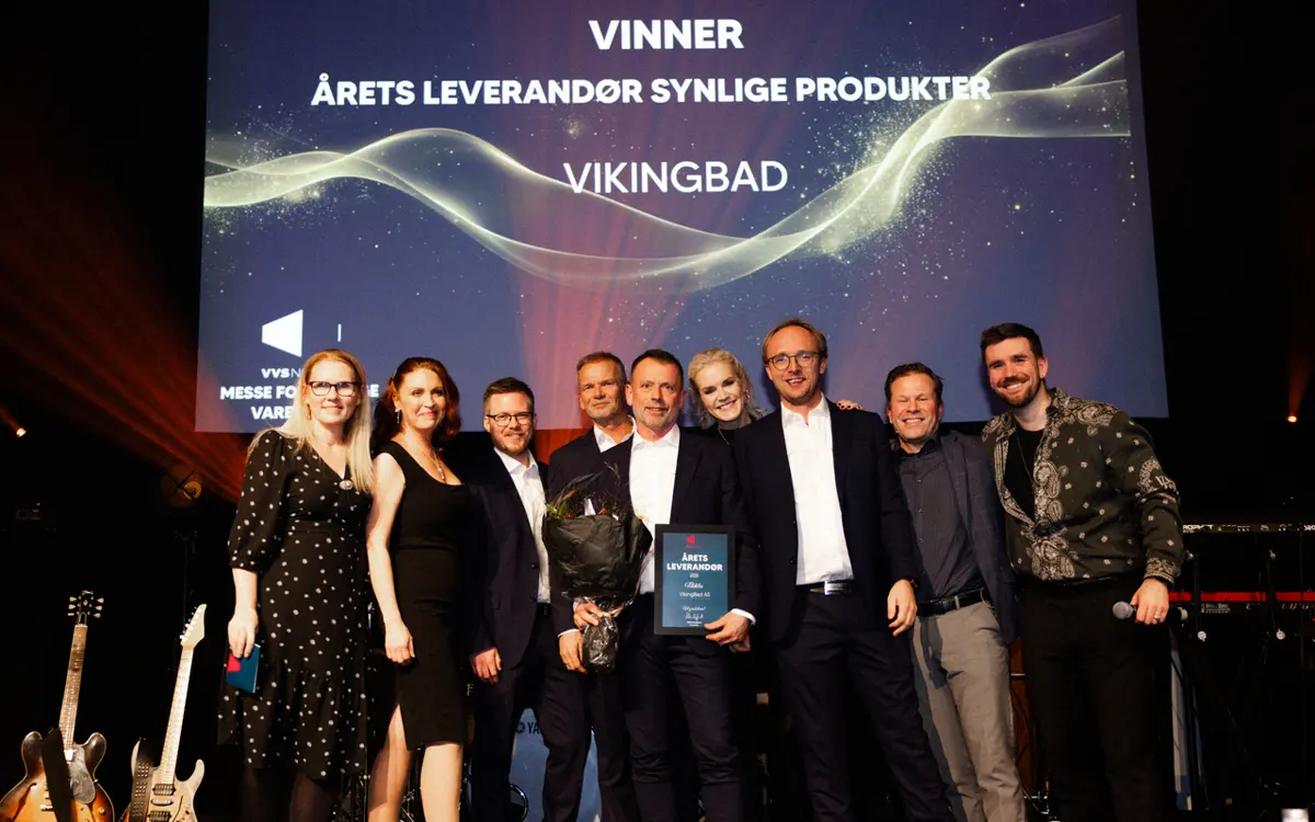 Prisen "Årets leverandør" for synlige produkter gikk også i år til Vikingbad. F.v.: Heidi Mindrebøe (VVS Norge), Irina Ellingsen, Magnus Aanstad, Steinar Gunstveit, Tom Nyhagen, Stine V. Bernander, Erlend Røisland (alle Vikingbad), Vidar Skoglund (VVS Norge) og konferansier for anledningen, Stian Blipp.