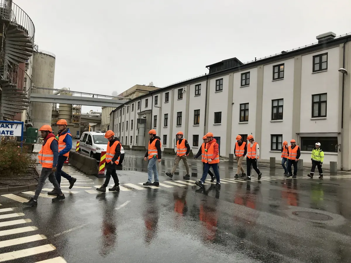 Studenter på besøk ved Glencore Nikkelverk. Foto: Idunn Sem/UiA