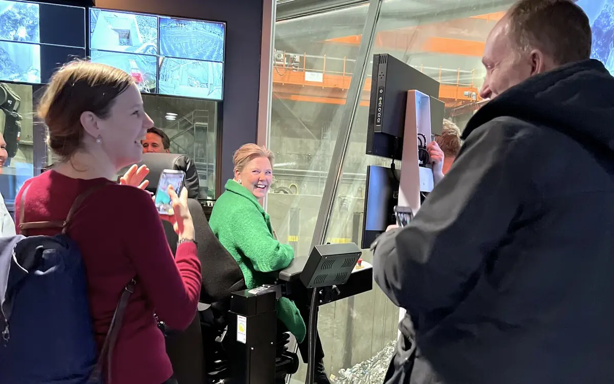 Utviklingsministeren testet ut kranstolen da hun besøkte Returkraft 5. januar. Her med god hjelp fra operatør Jarle Røraas.