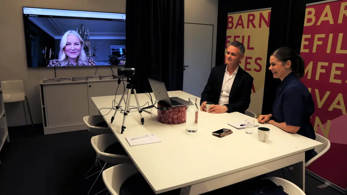 H.K.H. Kronprinsesse Mette-Marit var på storskjerm under audiensen. Foto: Lauma Lāce, Barnefilmfestivalen