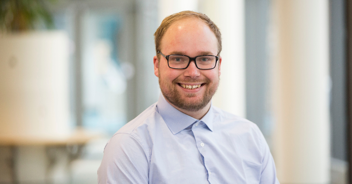 Bjarte Østebø er utdannet journalist fra Gimlekollen, har jobbet som journalist for blant annet Fædrelandsvennen og Kristelig Pressekontor, og har masterstudier innen kommunikasjon, markedsføring og PR.