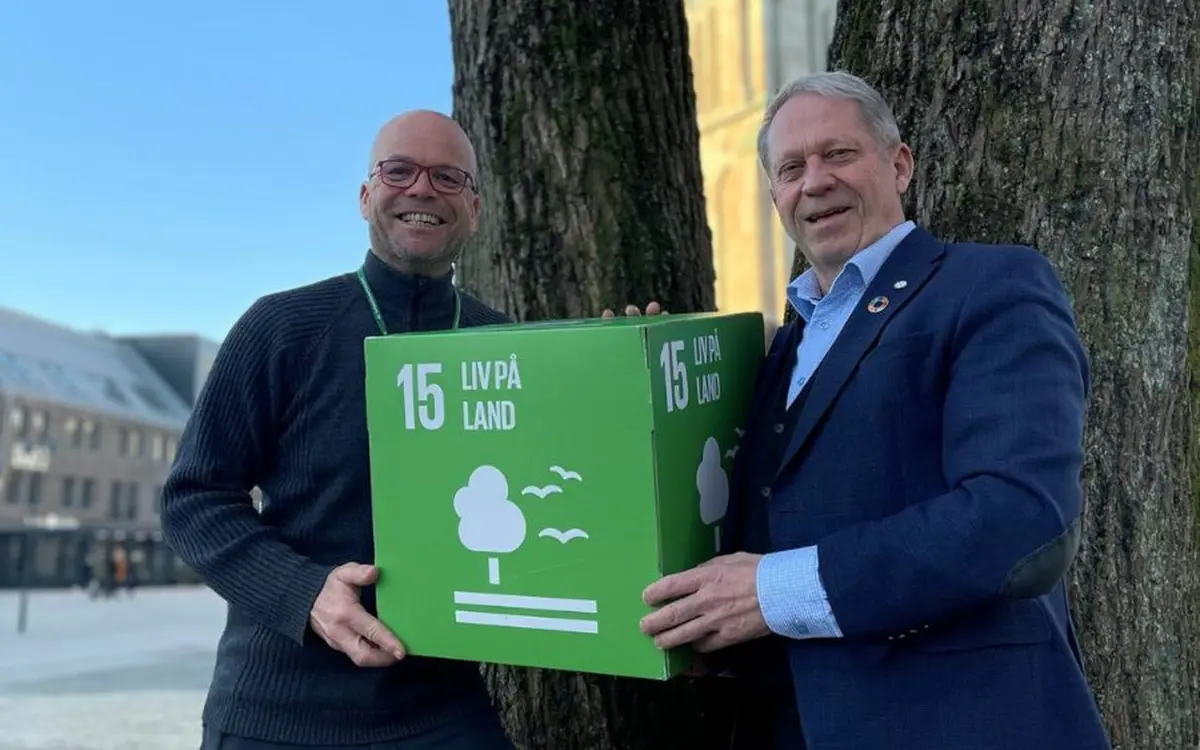 Juryleder Ole Magne Omland (t.h) og medlem av jury/klimarådgiver Lars Verket er klar for å ta i mot gode forslag til Kristiansands miljøpris for 2023. Foto: Hans Eikaas/Kristiansand kommune