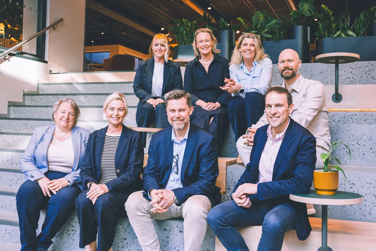 Det nye styret i Næringsforeningen. Fremre rad (f.v.): Agnete Rieber-Mohn, Randi Granvold, Leif Skiftenes Flak og Rolf Michaelsen. Bakre rad (f.v.): Maria Tobiassen, Beate Holm Töpfer, Lene Merethe Liodden og Lars Aglen. Eivind Johanson var ikke til stede da bildet ble tatt. Foto: Lotte van der Male Holtskog