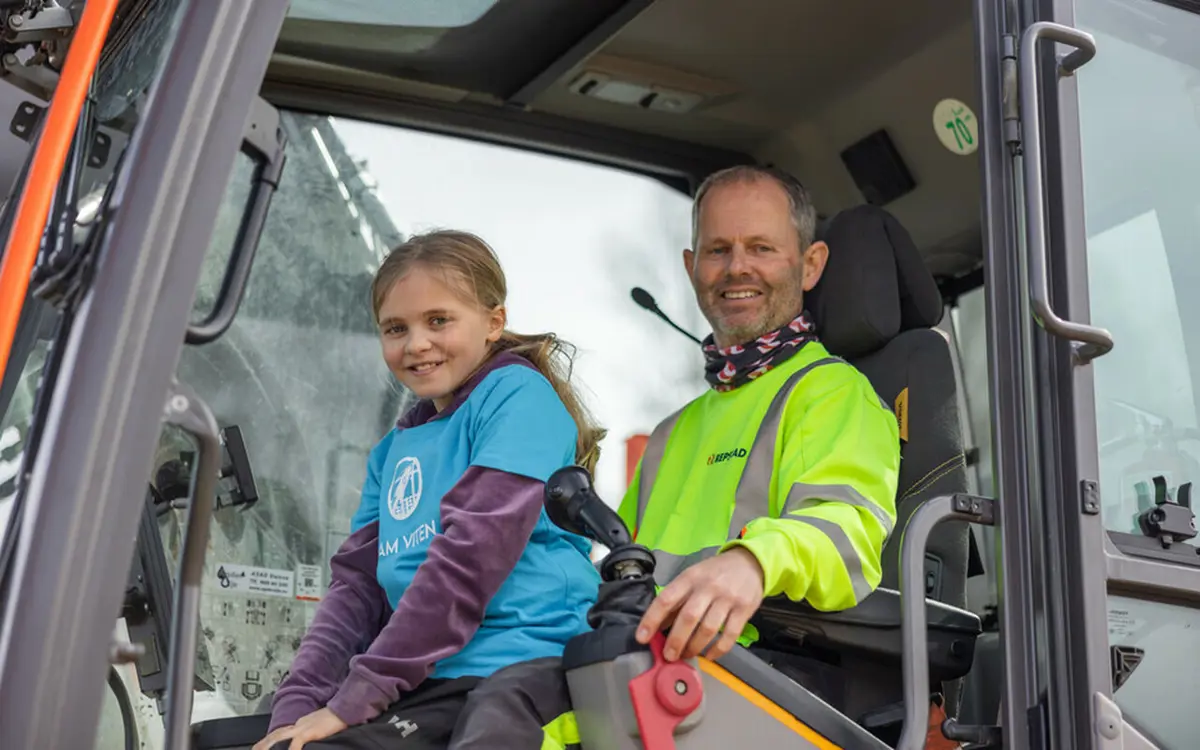 Det var 10 år gamle Vera og gravemaskinfører Helge Repstad som fikk æren av å ta det første spadetaket på byggestarten til det nye vitenbygget på Campus Kristiansand, mandag 8. april. (Foto: Maria Adelaide Oliveira van Schoor/UiA)