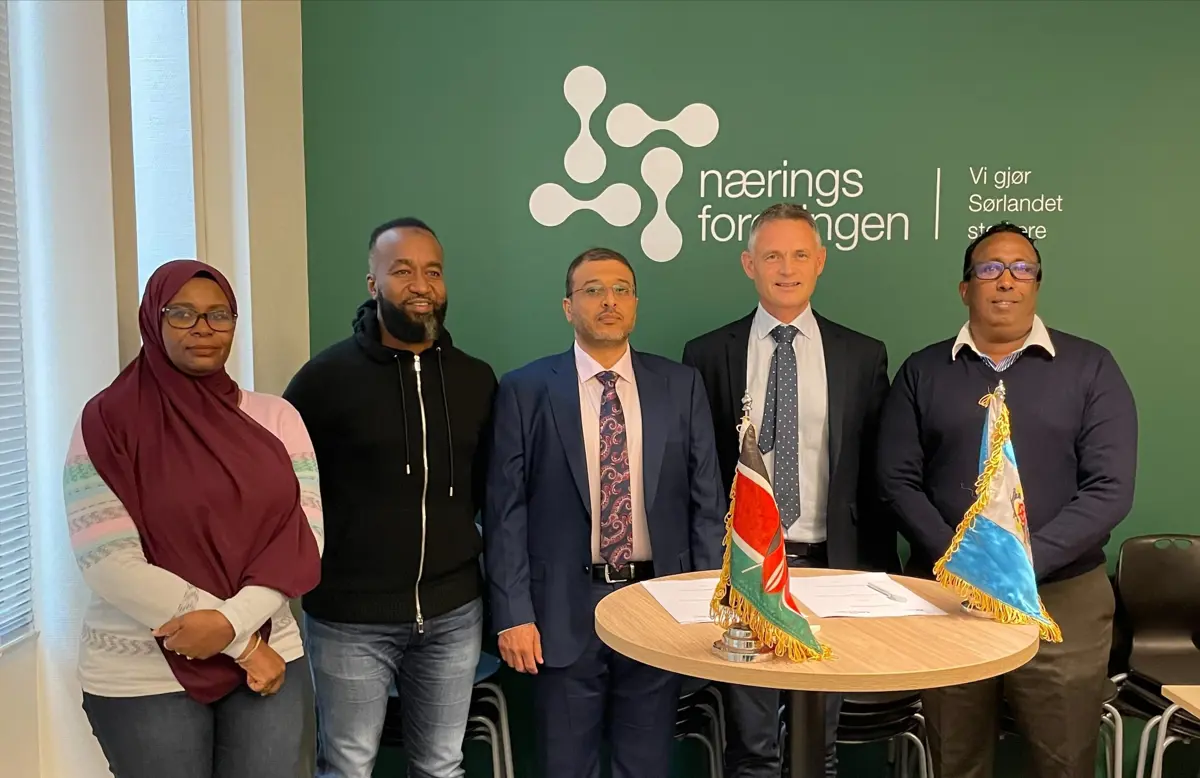 Trond Backer sammen med Mariam Mbaruk, finans- og økonomidirektør i Mombasa county, guvernør Hassan Joho i Mombasa county, leder for Chamber of Commerce Mombasa, Mustafa Ramadhan og Abdullahi Mohamed Alason fra AP i Kristiansand. 