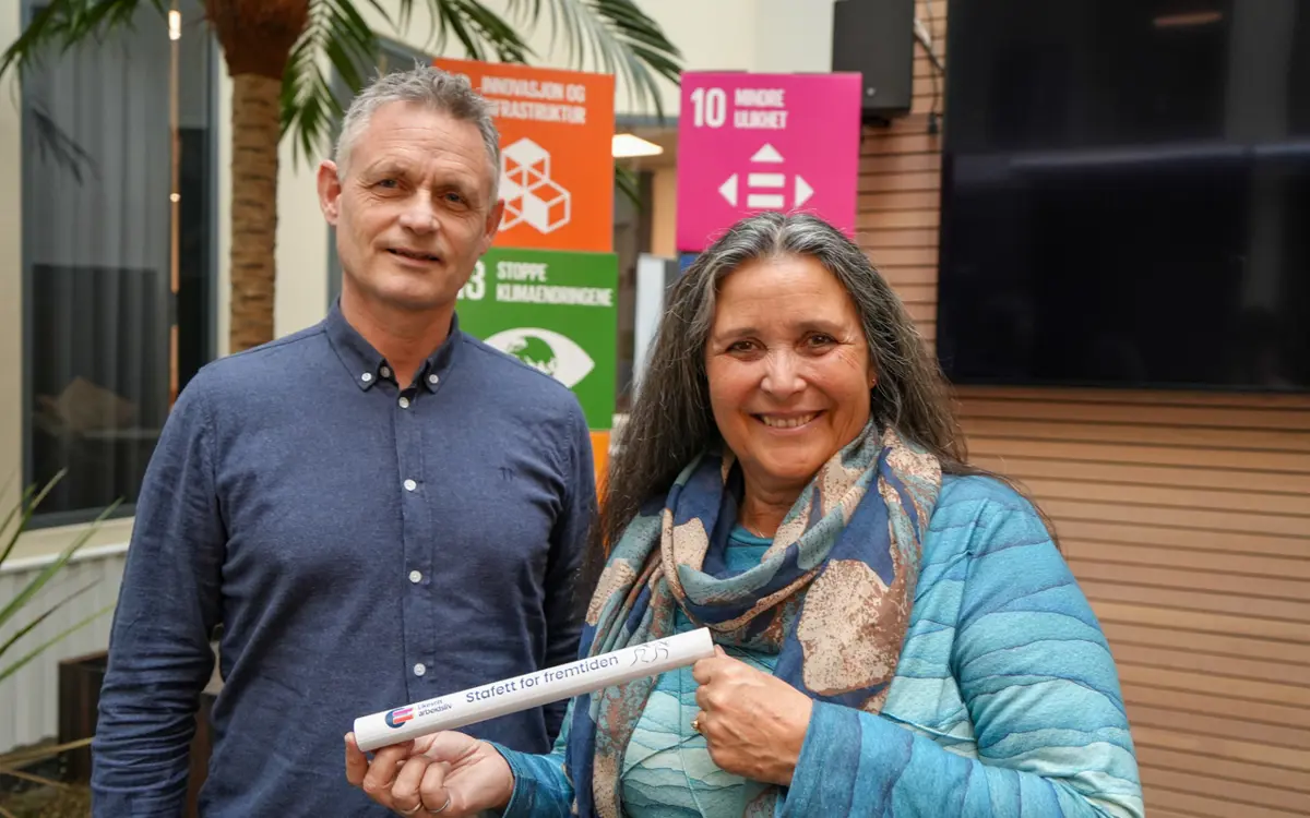 Trond Martin Backer, administrerende direktør i Næringsforeningen i Kristiansandsregionen, og Patricia Sandnes Hartmann, leder av Likestilt arbeidsliv, med stafettpinnen som skal rulle ut sertifiseringsordningen nasjonalt