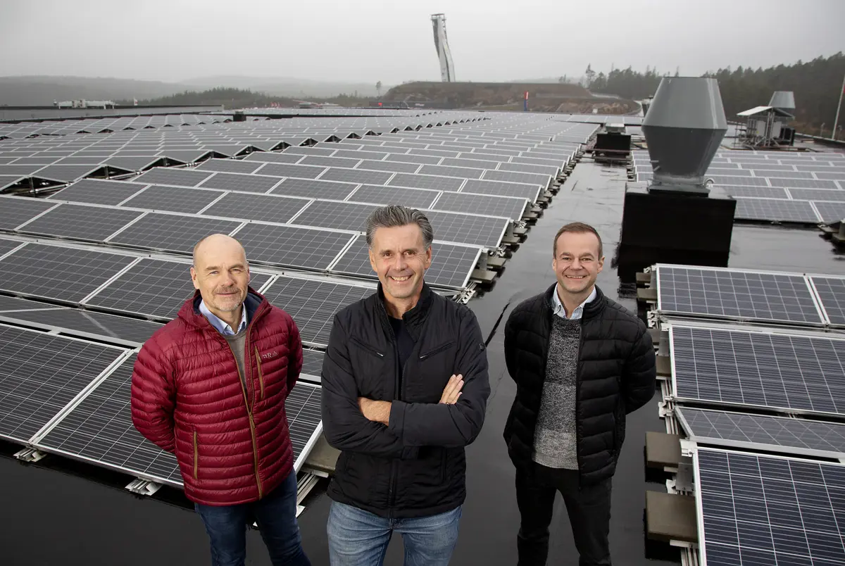 Daglig leder og eier i Gorines, Øyvind Svendsen, er stolt av det nye anlegget sitt. Her sammen med styreleder Are Verås og daglig leder i Maxi Catering, Kenneth Røynås. 