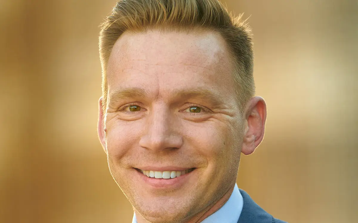 Runar Leite er også eksternt styremedlem i fakultetsstyret til Handelshøgskolen. Han er selv utdannet Siviløkom fra UiA og tok fagkombinasjonen som krevdes for å bli autorisert. Etter noen år i arbeidslivet oppfylte han kravene for å søke om autorisasjon.