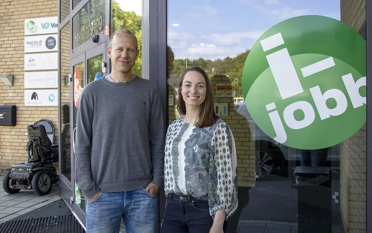 Fra venstre: Erlend Høiby Ausland, IT-ansvarlig i Varodd og Martine Holth Rønneseth, leder organisasjonsutvikling, også i Varodd.