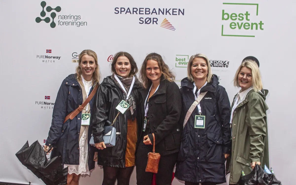 Fotograf Marte Haraldsen dokumenterte Næringsforeningens store hagefest. De som ville fikk tatt et bilde foran presseveggen. 