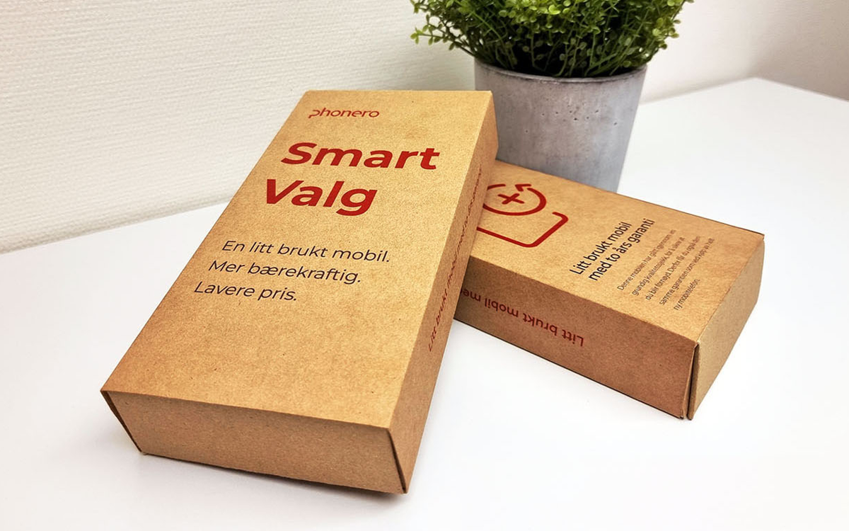 Smart Valg-mobilene leveres i en miljøvennlig og resirkulerbar eske, uten lader, kabel eller hodetelefoner for å sikre lavest mulig pris og miljøavtrykk.