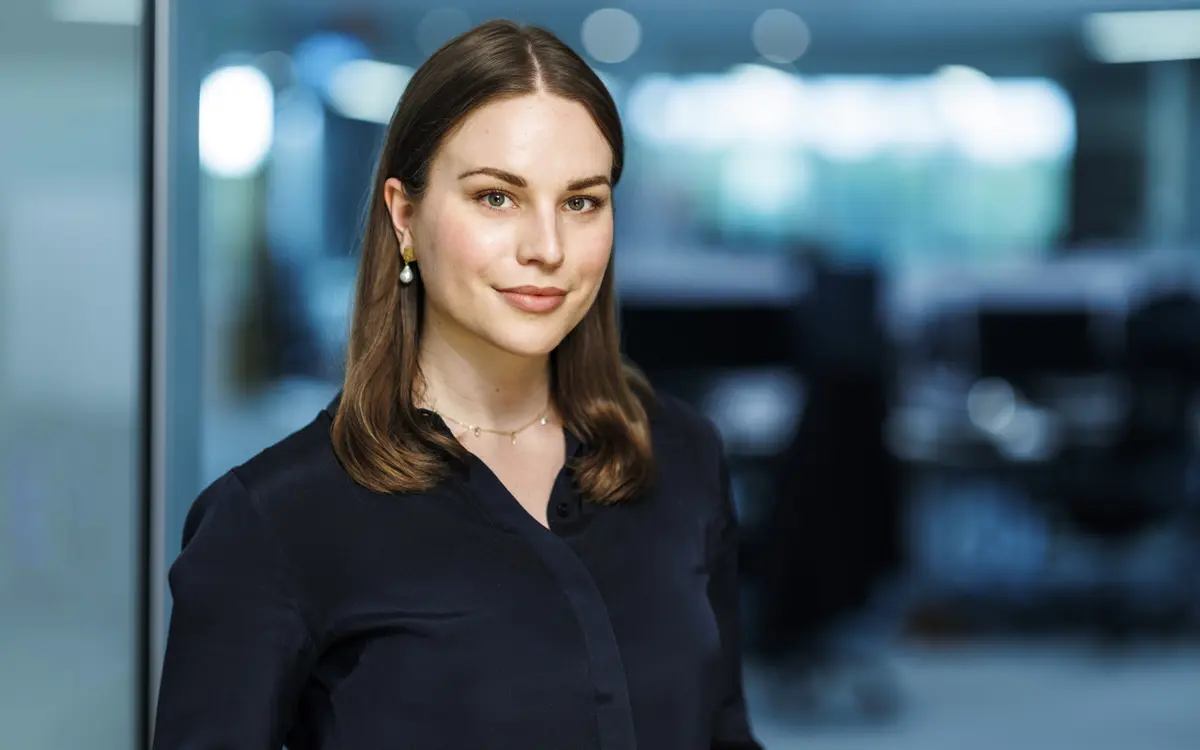 Ingrid Olive Engesæter er utdannet samfunnsøkonom, og jobber som analytiker i Prognosesenteret. Sammen med resten av makroteamet følger hun utviklingen rundt den makroøkonomiske situasjonen, nasjonalt og internasjonalt. (Foto: Prognosesenteret.)
