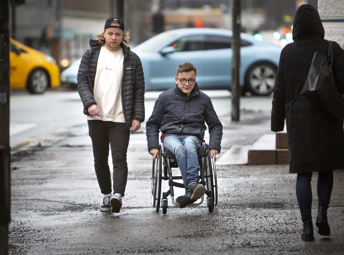 Jørgen Johansen har med seg funksjonsassistent Mikal Olsen de dagene han er mye ute i jobbsammenheng.