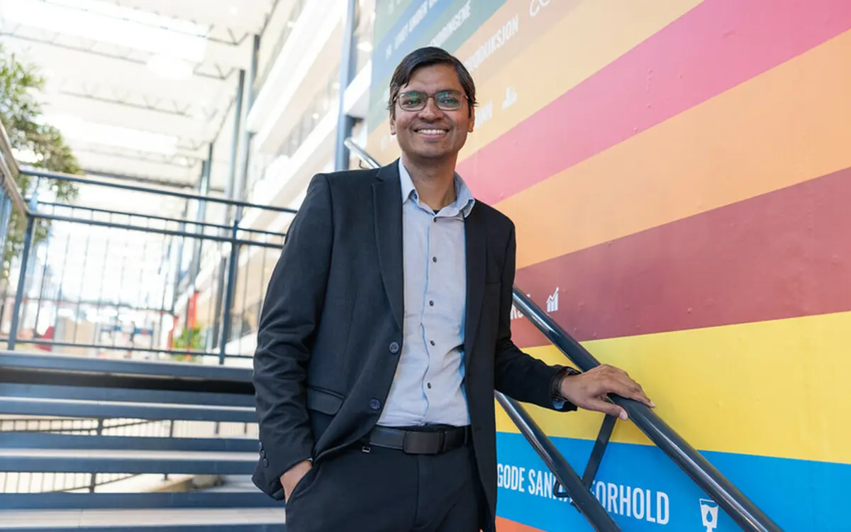 Vikas Thakur skal de neste fire årene lede UiAs Fakultet for teknologi og realfag som dekan. Han tar over stafettpinnen etter Michael Rygaard Hansen. (Foto: Damares Stenbakk)