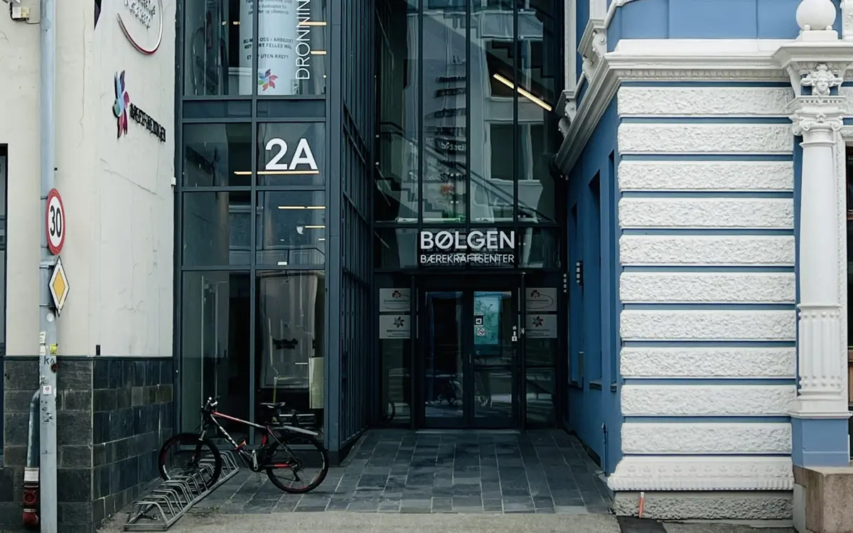 Inngangen til Bølgen bærekraftsenter i Kristiansand, hvor Aksent Arkitekter nå har kontor. Adressen er Vestre Strandgate 12, med inngang fra Dronningens gate 2A. Foto: Aksent Arkitekter.