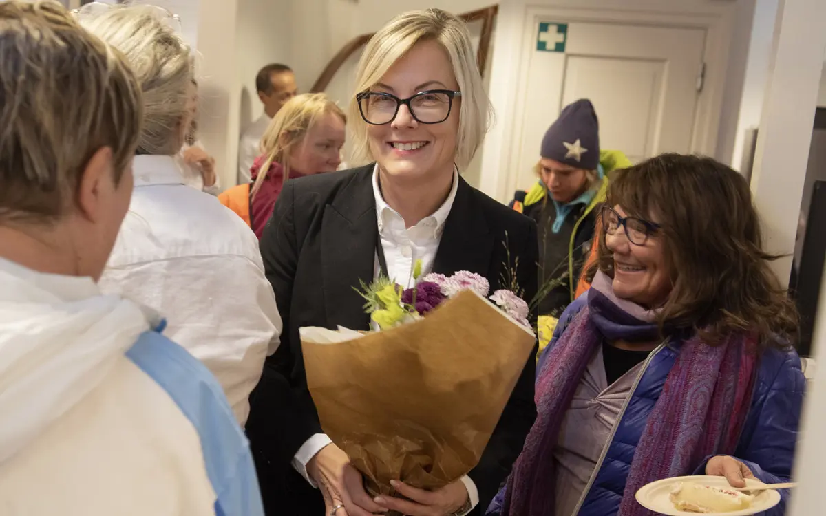 Stolt og rørt banksjef Anne-Grethe Knudsen var takknemlig for alle hilsener. Foto: Christian Nørstebø / Lillesands-Posten 