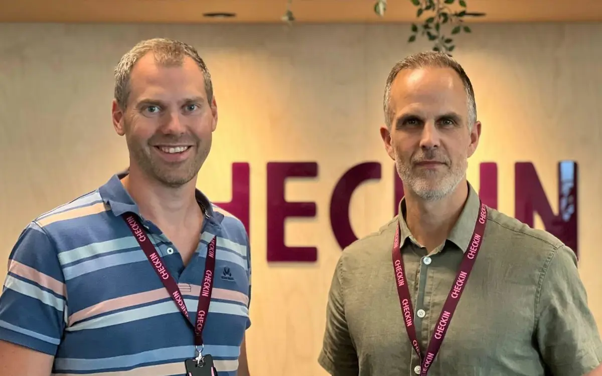 På bildet f.v.: Kristian Løining, daglig leder og Kjell Ingvar Torvik, produktsjef i Checkin. (Foto: Checkin)