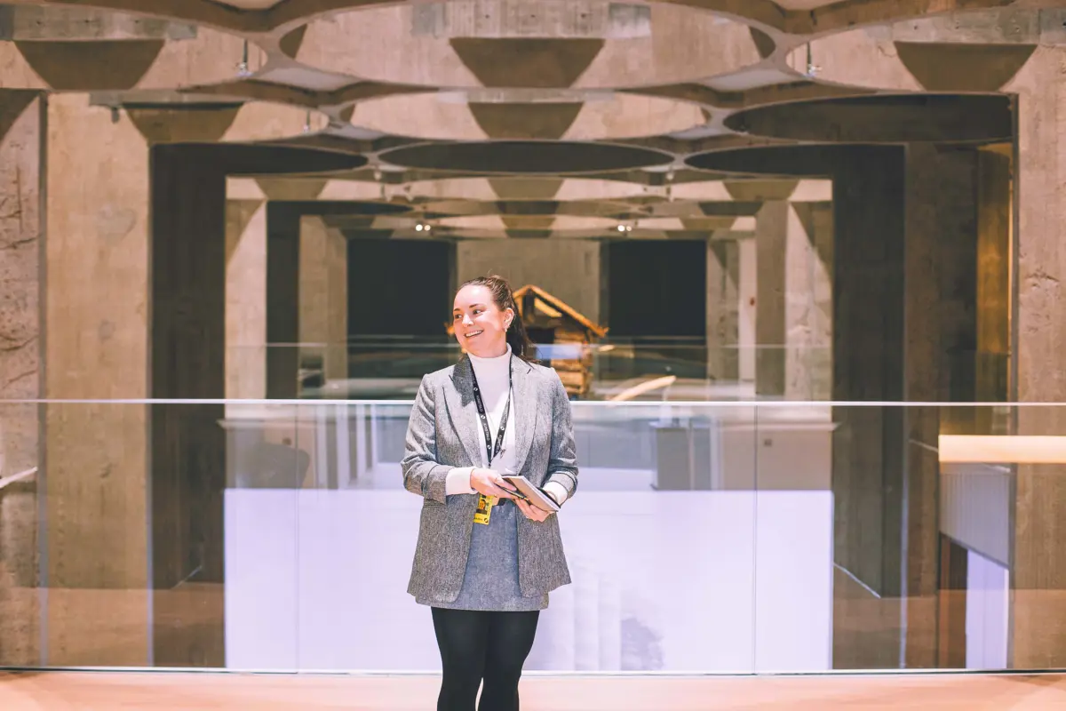 – Man legger karrierefrakken igjen i gangen. Det er ingen konkurranse. Man deler åpent om sin egen reise, sier prosjektleder i Kunstsilo, Maria Steinstø.