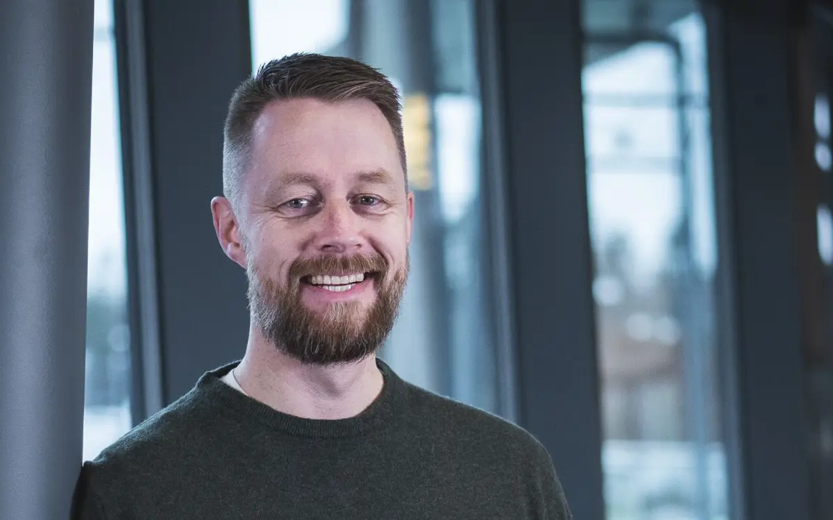 I 2020 ble Geir Aker et fenomen over natta da han dukket opp i publikumssuksessen “Kompani Lauritzen”.