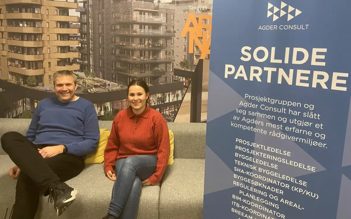 Arne Hallandvik, daglig leder i Prosjektgruppen AS. Her sammen med byggeleder Ida Andersen.