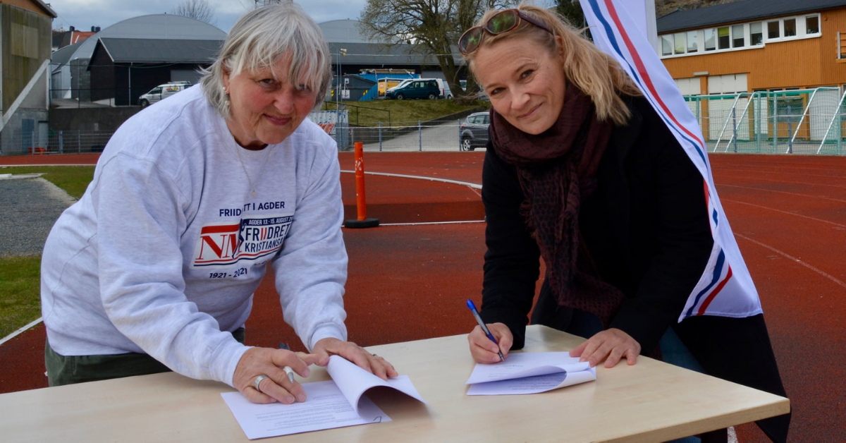 Inger B. Steinsland, leder av organisasjonskomiteen til NM signerer avtalen sammen med Tone Tversland i LOS. 
